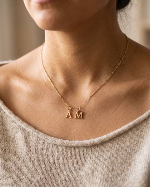 Collar con las iniciales A y M en oro