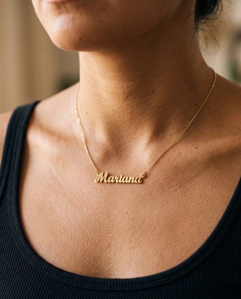 Collar con el nombre Mariana recortado en oro sobre el cuello