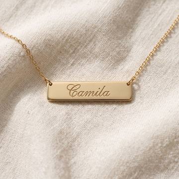 Placa dorada con el nombre Camila grabado en caligrafía